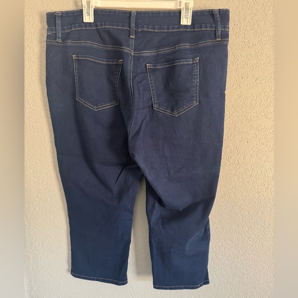 Curvy Dark Wash Capris - Picture 3 of 6